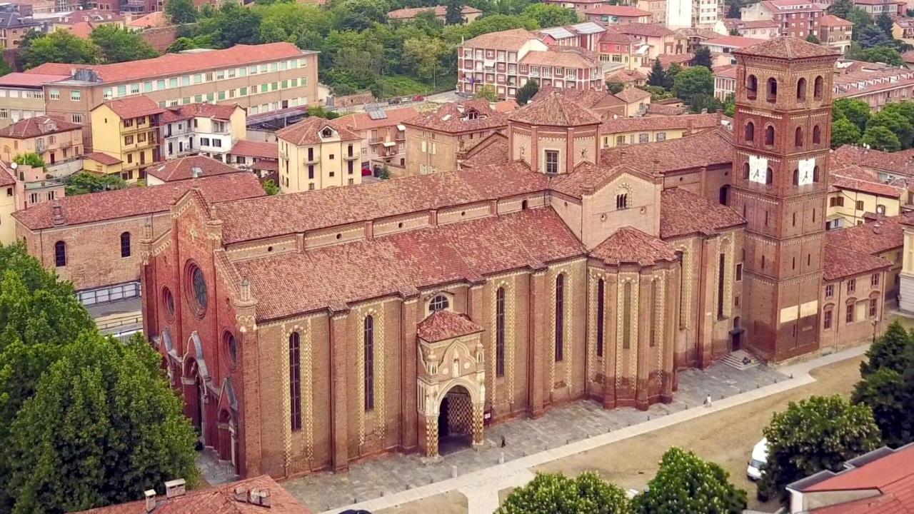 Razmataz Acomodação com café da manhã Asti Exterior foto